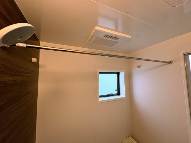 リーブルガーデン南城市佐敷新里・3号棟の浴室|洗濯物干し竿付きで浴室乾燥も◎換気窓付き