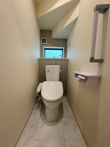 リーブルガーデン南城市佐敷新里・3号棟のトイレ|１階トイレ・換気窓＆手すり付き／洗浄便座