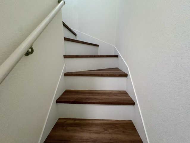 リーブルガーデン南城市佐敷新里・3号棟の内装|手すり付き階段