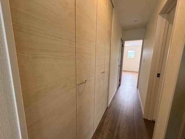 リーブルガーデン南城市佐敷新里・3号棟の収納|２階 大容量収納付きの廊下