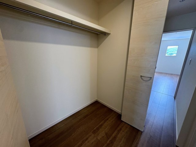 リーブルガーデン南城市佐敷新里・3号棟の収納|２階 大容量収納付きの廊下