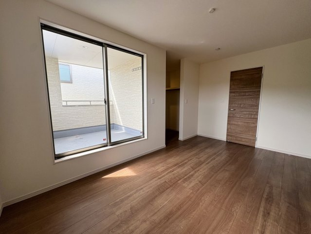 リーブルガーデン南城市佐敷新里・3号棟の洋室|二面採光の２階主寝室7.5帖＋WIC／バルコニー出入口