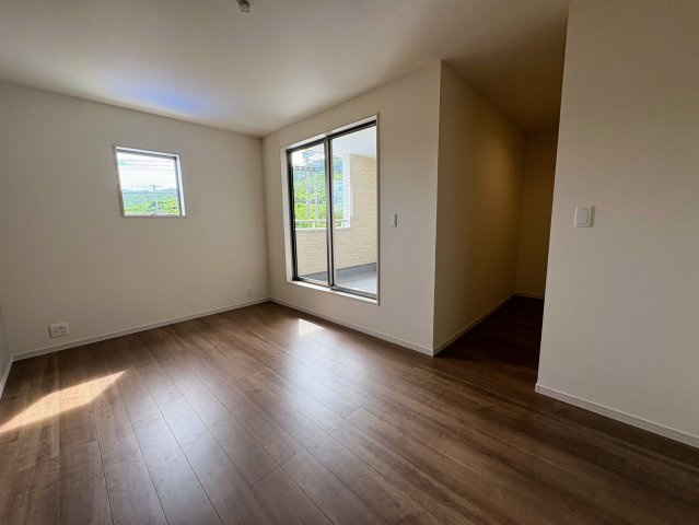 リーブルガーデン南城市佐敷新里・3号棟の洋室|二面採光の２階主寝室7.5帖＋WIC／バルコニー出入口