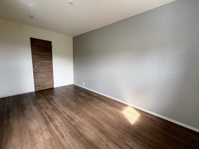 リーブルガーデン南城市佐敷新里・3号棟の洋室|２階主寝室7.5帖／アクセントクロス