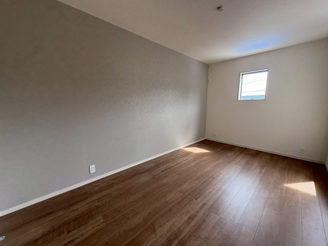 リーブルガーデン南城市佐敷新里・3号棟の洋室|二面採光の２階主寝室7.5帖／アクセントクロス