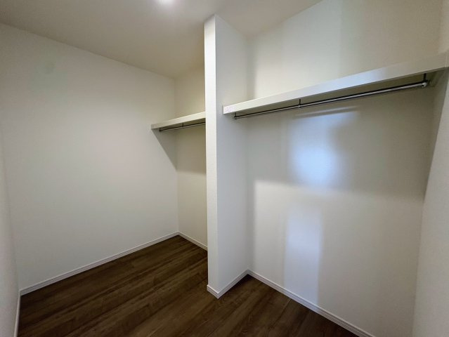 リーブルガーデン南城市佐敷新里・3号棟の収納|２階主寝室7.5帖に設置された、季節物の入れ替えが楽々なウォークインクローゼット