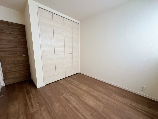 リーブルガーデン南城市佐敷新里・3号棟の洋室|２階洋室５帖①クローゼット収納付き