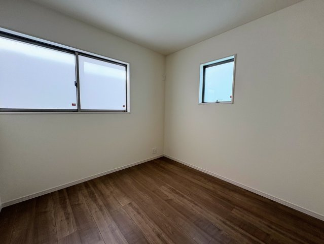 リーブルガーデン南城市佐敷新里・3号棟の洋室|二面採光の２階洋室②