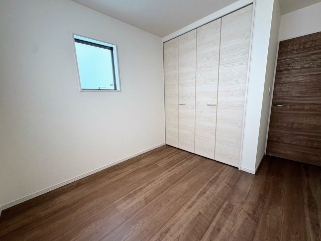 リーブルガーデン南城市佐敷新里・3号棟の洋室|二面採光の２階洋室②クローゼット収納付き