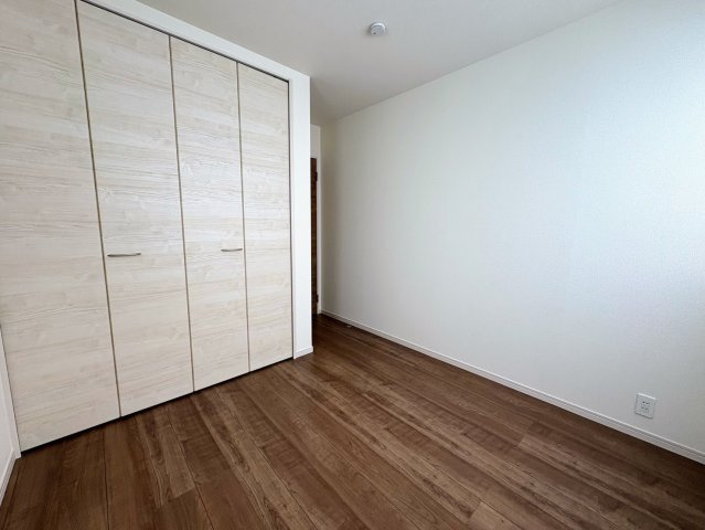 リーブルガーデン南城市佐敷新里・3号棟の洋室|２階洋室②クローゼット収納付き