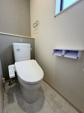 リーブルガーデン南城市佐敷新里・3号棟のトイレ|２階トイレ・換気窓＆手すり付き／洗浄便座