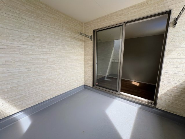リーブルガーデン南城市佐敷新里・3号棟のバルコニー|急な雨も安心♪様々な用途に使える広々インナーバルコニー