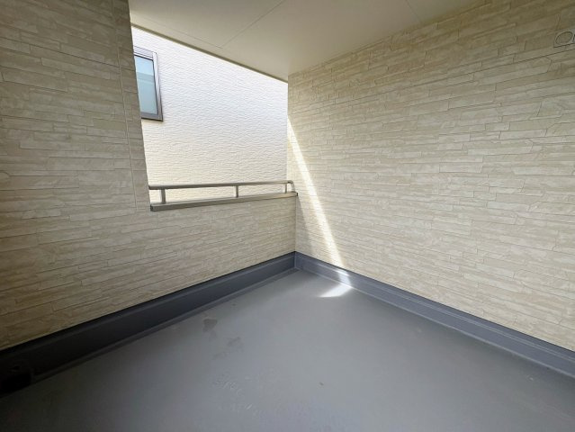 リーブルガーデン南城市佐敷新里・3号棟のバルコニー|急な雨も安心♪様々な用途に使える広々インナーバルコニー