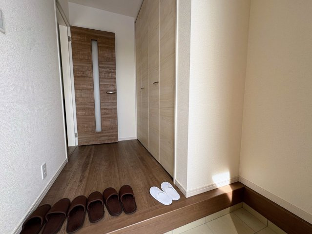 リーブルガーデン南城市佐敷新里・3号棟の玄関|玄関には、可動式棚付きで大容量の天井高シューズクローゼット付き！