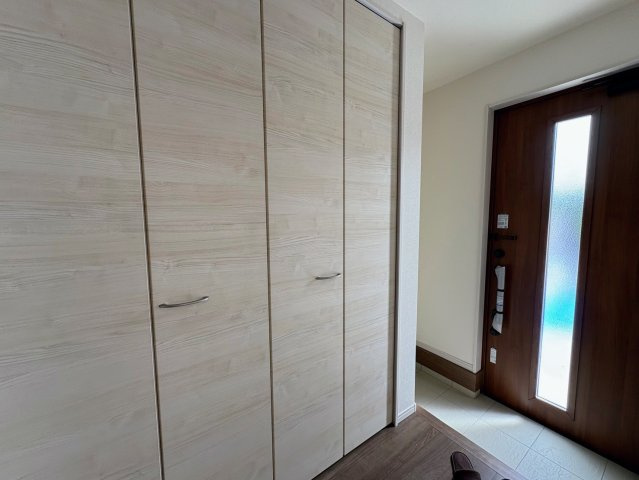 リーブルガーデン南城市佐敷新里・3号棟の玄関|可動式棚付きで大容量の天井高シューズクローゼット