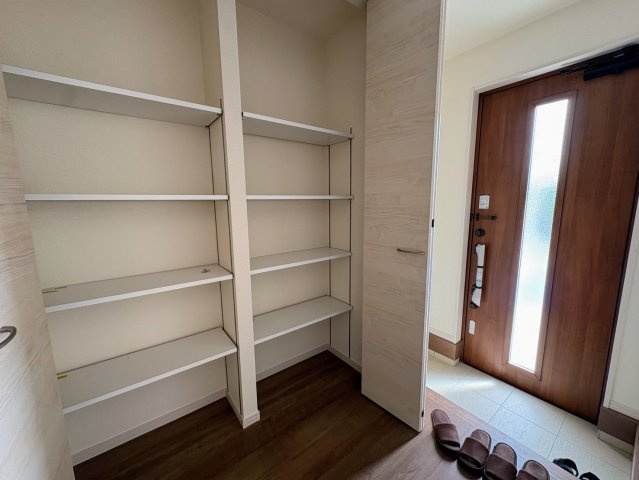 リーブルガーデン南城市佐敷新里・3号棟の収納|可動式棚付きで大容量の天井高シューズクローゼット