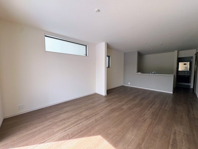 リーブルガーデン南城市佐敷新里・3号棟の居間・リビング|明るく広々としたLDK18帖／対面式のキッチン