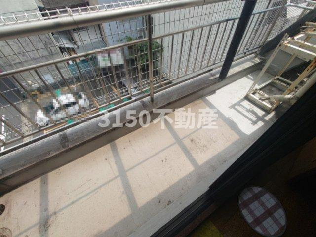 Bee8ビルのバルコニー