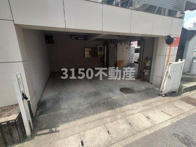 Bee8ビルの駐車場