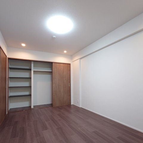 グランドメゾン朝比奈の寝室|開けたときに場所を取らない引き戸の収納です。