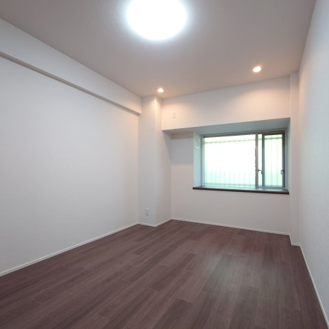 グランドメゾン朝比奈の洋室|カウンター付の窓になります