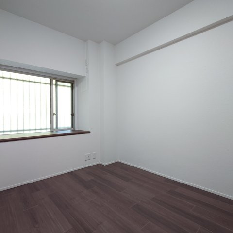 グランドメゾン朝比奈の洋室|こちrの洋室もカウンター付の窓になります