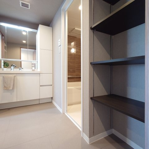 グランドメゾン朝比奈の洗面所|可動棚もそなえつけの洗面室はとにかく収納が多いです