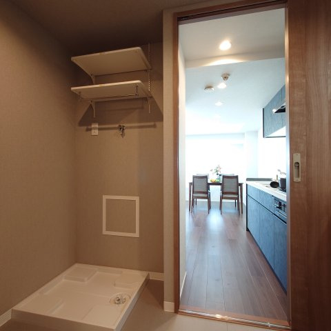 グランドメゾン朝比奈のランドリースペース|洗濯機置き場の上も可動棚が設けられております