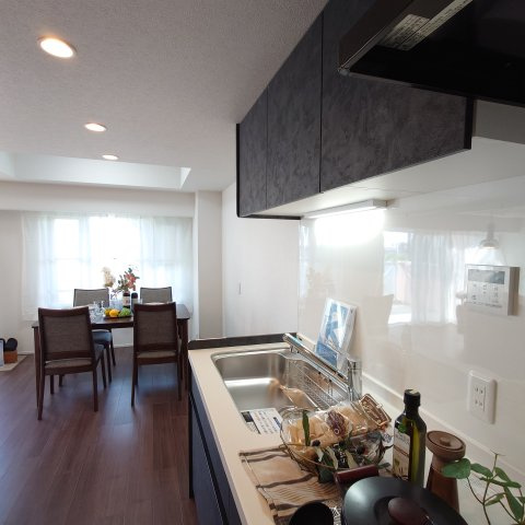 グランドメゾン朝比奈のキッチン|お料理をしながらダイニングを望んだ景色です