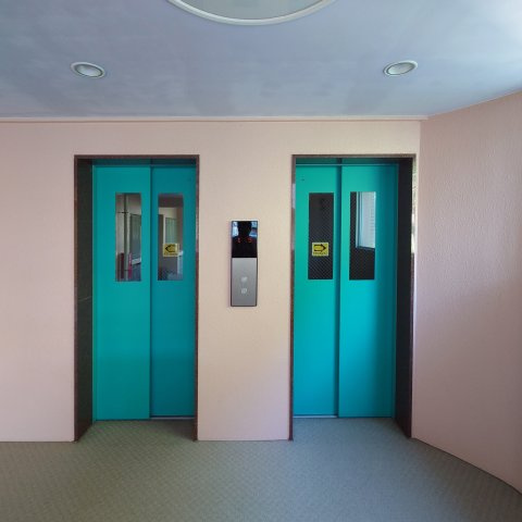 グランドメゾン朝比奈のその他共用部分|エレベーターも2基ありますので、朝のお忙しい時間帯でもらくらくです。
