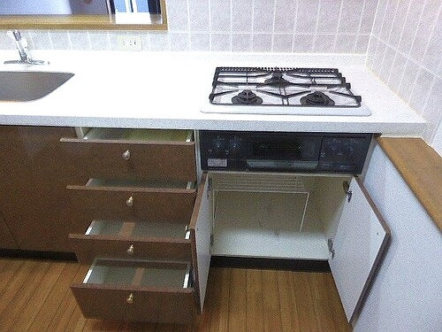 ライオンズマンション本川越駅前のキッチン|３口コンロ、グリル　※2024年10月内装後撮影