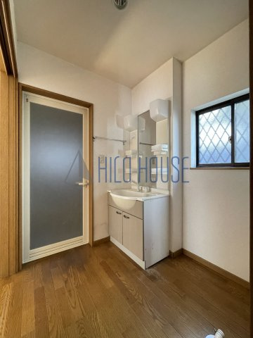 並木戸建の洗面所