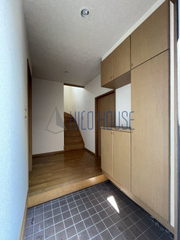 並木戸建の玄関