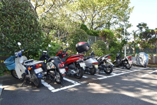 【駐車場】 | バイク置き場。空き区画の有無や駐輪料金、サイズおよび排気量規定などについては、改めてお問い合わせください。～即日のご見学可能～　お問合せはお気軽にどうぞ。
