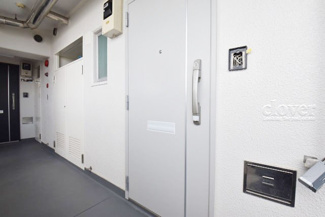 【その他共用部分】 | 皆様をお迎えする、お部屋の玄関ドア。開けやすさや開放角度、ドアノブの操作しやすさや鍵の形状などを、現地で一度ご確認ください。～即日のご見学可能～　お問合せはお気軽にどうぞ。