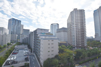 【展望】 | 眼前に広がる空の雄大さと、このお部屋の自慢の一つである「眺望」をご覧ください。毎日、この景色を独り占めできる新生活に夢が広がります。～即日のご見学可能～　お問合せはお気軽にどうぞ。
