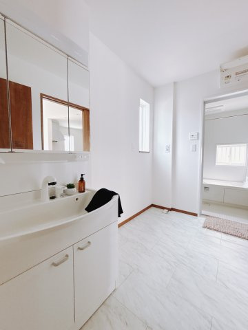 【新築戸建】高崎市並榎町6期の独立洗面台|■洗面室｜ゆとりのある洗面脱衣室ではお子様と並んで歯磨きもできるので一緒に成長を楽しめます♪ひろびろとした洗面室で、朝の準備も楽しくなります☆.*