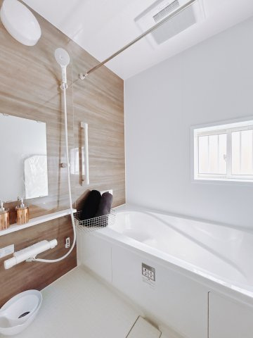 【新築戸建】高崎市並榎町6期の浴室|■浴室｜足を伸ばしてゆったりと入浴ができる1坪タイプのバスルームです♪備え付けの棚には家族一人一人のシャンプーを分けて置くことができます♪バスルームをいつもすっきりと使えますね♪