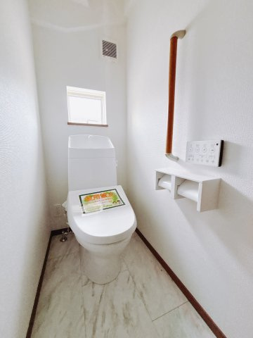 【新築戸建】高崎市並榎町6期のトイレ|■トイレ｜1階と2階にトイレがございます☆白で統一されており、清潔感溢れるトイレになっています！
