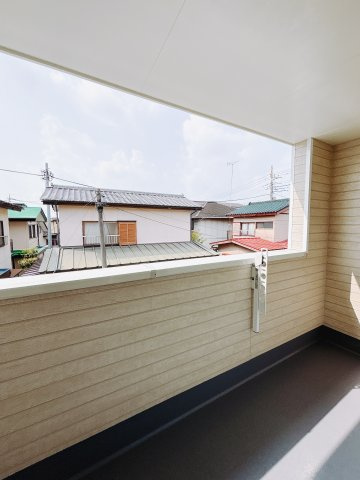 【新築戸建】高崎市並榎町6期のバルコニー|■バルコニー｜共働きのご家庭に嬉しい屋根付きバルコニー！急に雨が降ってきても安心です♪