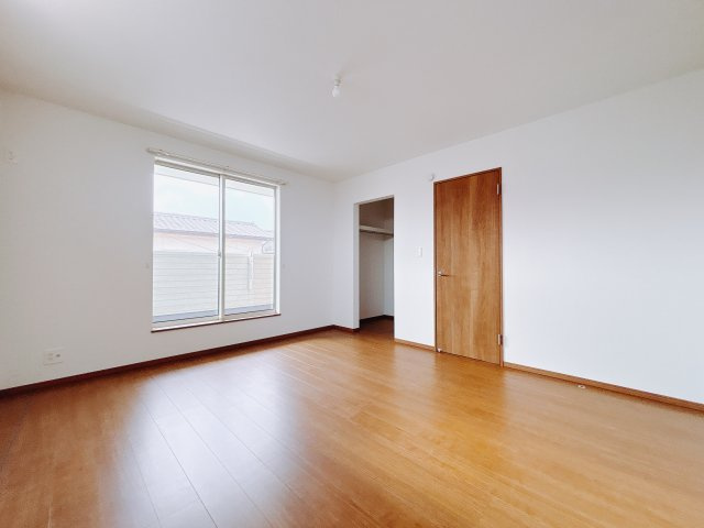 【新築戸建】高崎市並榎町6期の寝室|■主寝室｜ベッドやテレビなどの大き目の家具を置いても余裕のある広々主寝室です♪家事やお仕事にお疲れなパパ・ママがゆっくりと過ごせる空間です♪