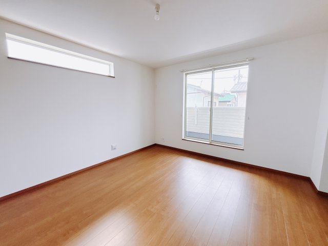 【新築戸建】高崎市並榎町6期の寝室|■主寝室｜広い寝室ならインテリアも自由自在にお楽しみいただけます♪お外から帰ってきた後は寝室でゆっくり自分の時間をお過ごしください。