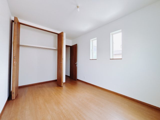 【新築戸建】高崎市並榎町6期の洋室|■2階洋室｜2階各居室には収納をご用意しています♪常にお部屋を綺麗に保てます！小さなお子様も自然とお片付けができるようになるのでうれしいですよね！