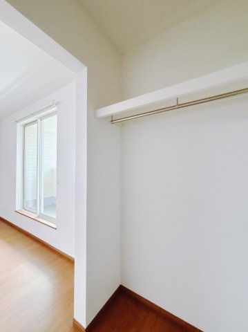 【新築戸建】高崎市並榎町6期の収納|■WIC｜主寝室には夢のウォークインがございます♪お洋服やバッグだけでなく、増えていくお洋服やご家族での思い出の品もしっかりと収納します( ＾＾ )