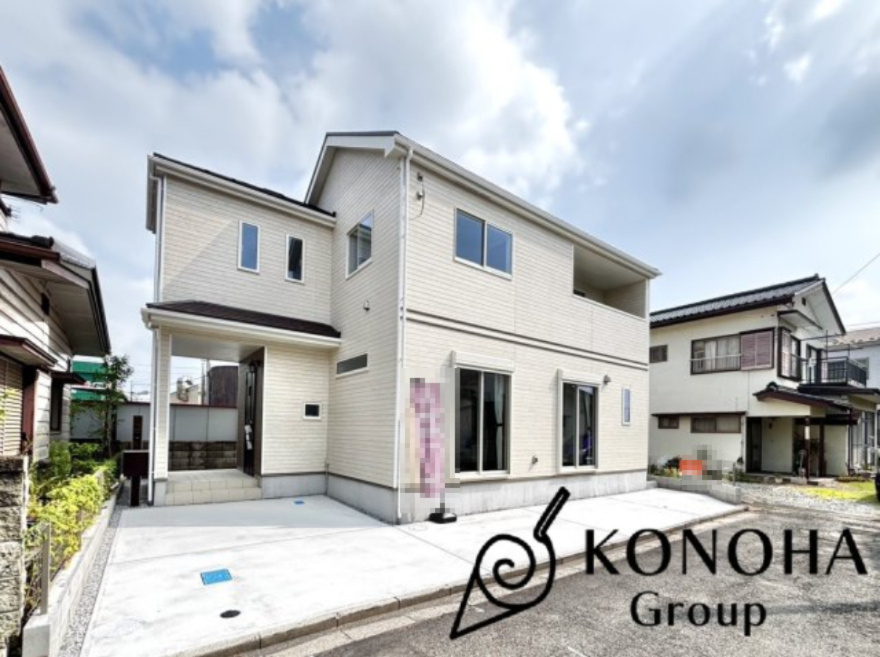 【新築戸建】高崎市並榎町6期の外観|■外観｜窓の配置や、爽やかな白ベースの外観が清潔感をもたらします。まっさらなキャンバスのような家にこだわりを彩って…始めよう、あなただけの豊かな暮らし( ＾＾ )