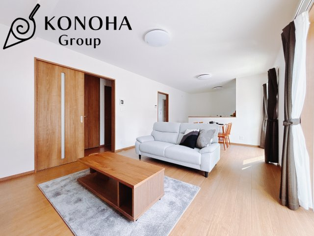 【新築戸建】高崎市並榎町6期の居間・リビング|■リビング｜時の流れと共に陽射しは装いを変え空間に新たな彩りを与えます。一日中家に居ても飽きることなく過ごすことができる素敵な空間です♪
