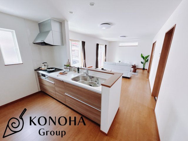 【新築戸建】高崎市並榎町6期の居間・リビング|■リビング｜キッチンからお部屋全体が見渡せる一続きの空間！家族時間も充実です♪