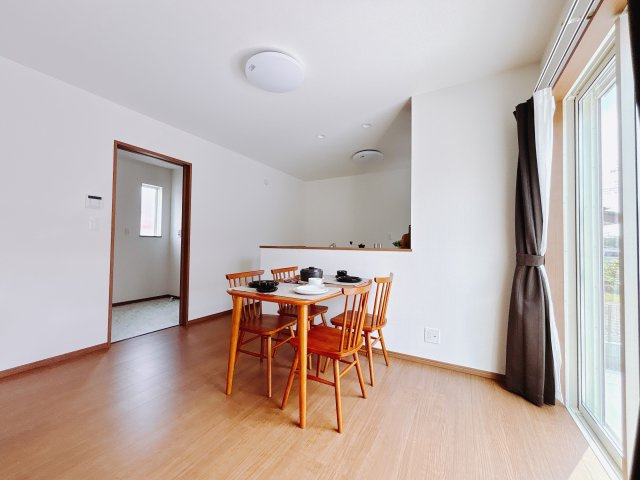 【新築戸建】高崎市並榎町6期のダイニング|■ダイニング｜出来上がった料理を運びやすいダイニング♪お料理中も家族との会話がはずみます♪