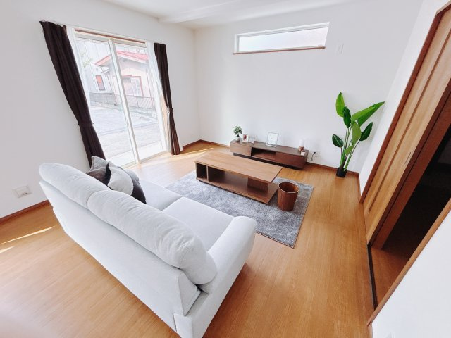 【新築戸建】高崎市並榎町6期の居間・リビング|■リビング｜陽当たり良好のリビングダイニング♪賃貸では叶わなかった、お友達とのホームパーティや大音量で映画やテレビを楽しむことができます(*^^*)