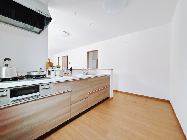 【新築戸建】高崎市並榎町6期のキッチン|■キッチン｜ワークトップの幅が広く、お子様といっしょにお料理をつくったり、ちょっとしたパーティーも楽しめます。フラットなのでお掃除がしやすいのもポイントです♪